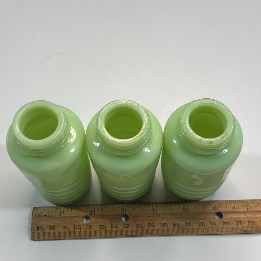 Vintage Jadeite Beehive Ribbed Shakers Uranium glows read - Picture 5 of 11